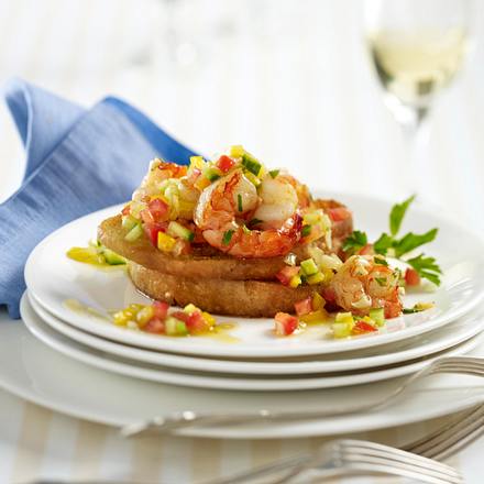 Gebratene Petersilien-Garnelen auf geröstetem Ciabattabrot mit Gazpacho-Salsa Rezept Gebratene Petersilien-Garnelen auf geröstetem Ciabattabrot mit Gazpacho-Salsa Rezept