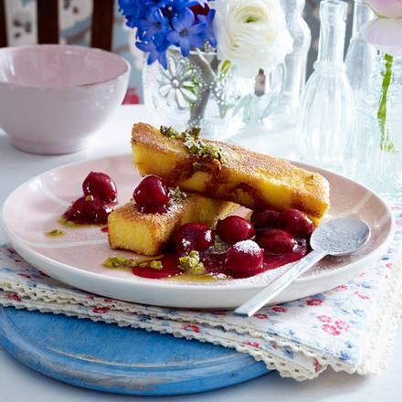 Gebratene Polentaschnitten mit Pistazienbutter und Grappa-Kirschen Rezept Gebratene Polentaschnitten mit Pistazienbutter und Grappa-Kirschen Rezept