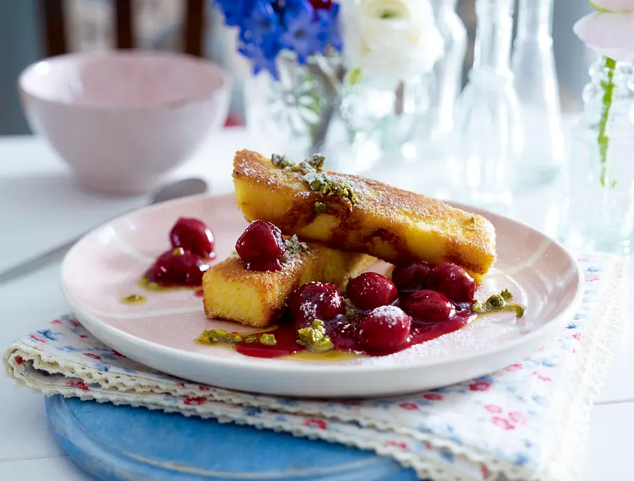 Gebratene Polentaschnitten mit Pistazienbutter und Kirschen Rezept Gebratene Polentaschnitten mit Pistazienbutter und Kirschen Rezept