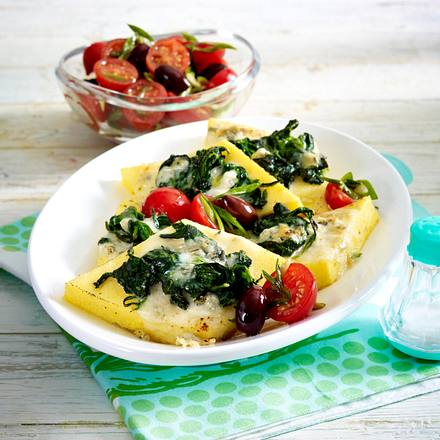 Gebratene Polentaschnitten mit Spinat und Gorgonzola mit Tomatensalat Rezept