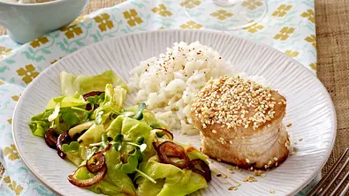 Gebratene Putenfiletstücke in Sesammantel zu süß-saurem Spitzkohlgemüse Rezept - Foto: LECKER @ Bauer Media Group