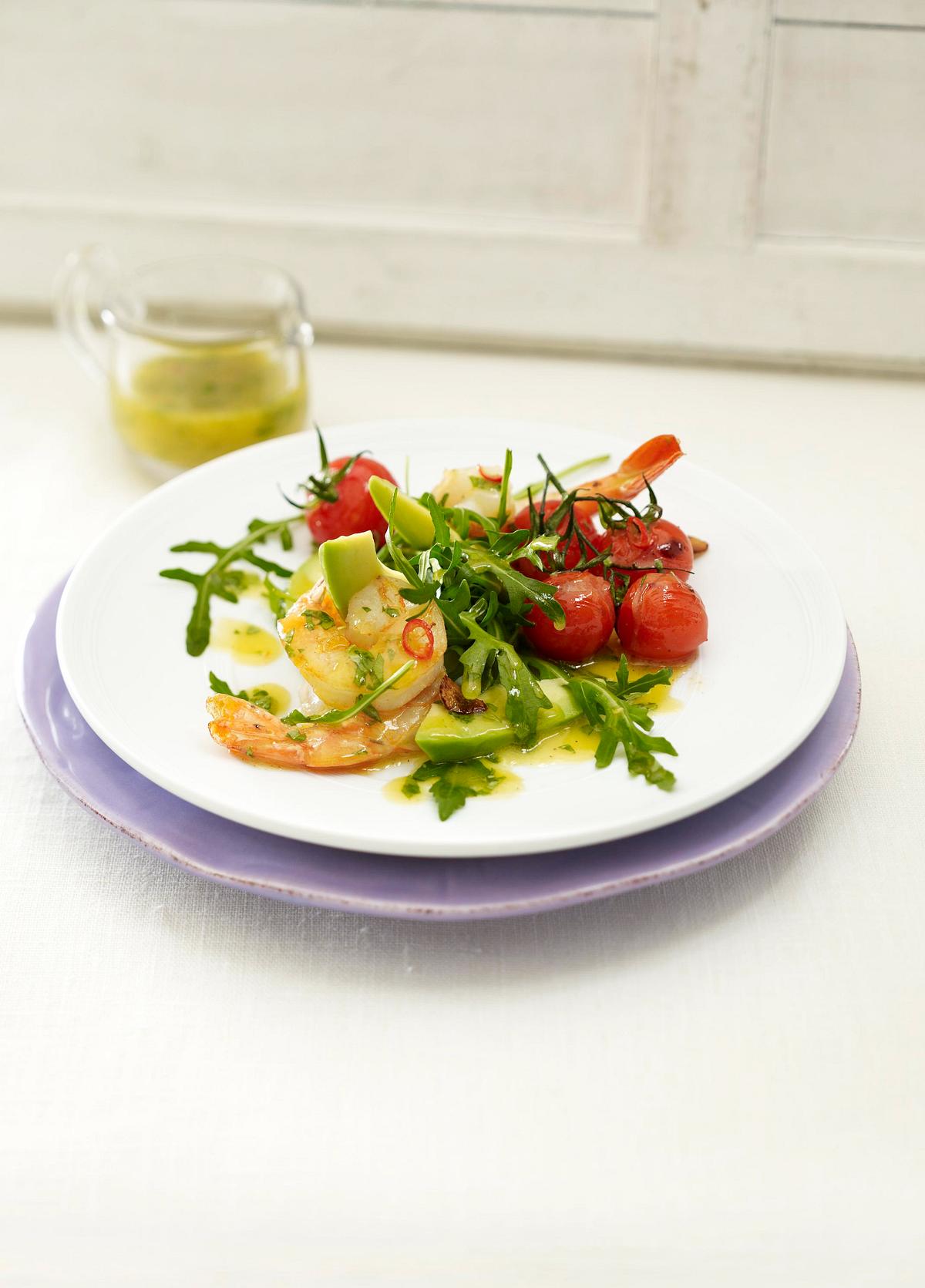 Gebratene Riesengarnelen auf Rauke-Avocado-Salat mit Kirschtomaten in Chili-Basilikum-Vinaigrette Rezept