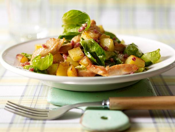 Gebratene Rosenkohlblättchen mit Hähnchenfilet Rezept Gebratene Rosenkohlblättchen mit Hähnchenfilet Rezept