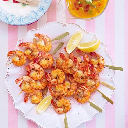 Gebratene Scampi-Spieße mit Mango-Chili-Soße Rezept Gebratene Scampi-Spieße mit Mango-Chili-Soße Rezept