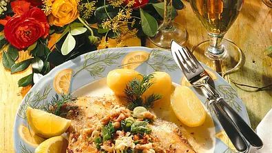 Gebratene Scholle mit Krabben Rezept - Foto: LECKER @ Bauer Media Group