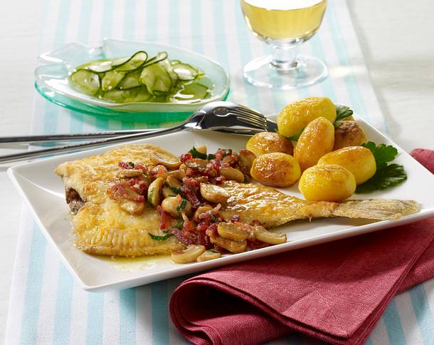 Gebratene Scholle mit Pilz-Speck-Butter und Röstkartoffeln Rezept Gebratene Scholle mit Pilz-Speck-Butter und Röstkartoffeln Rezept