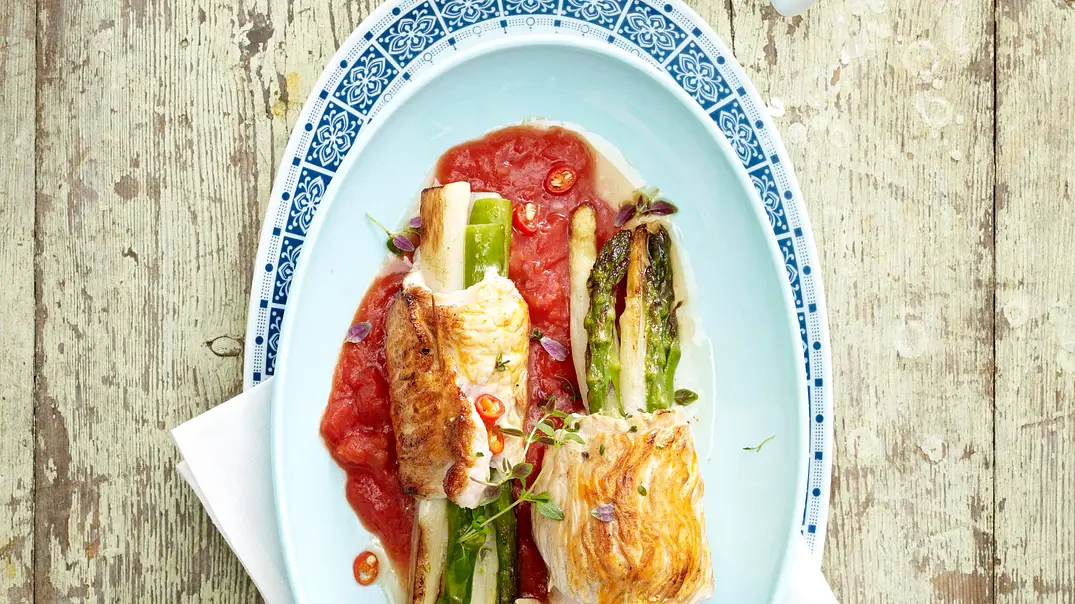 Gebratene Spargelpäckchen auf Tomatensoße Rezept - Foto: LECKER @ Bauer Media Group