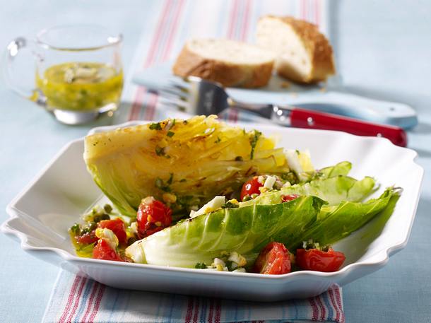 Gebratene Spitzkohlspalten mit Eier-Kräuter-Vinaigrette und Tomatenconcassée Rezept Gebratene Spitzkohlspalten mit Eier-Kräuter-Vinaigrette und Tomatenconcassée Rezept