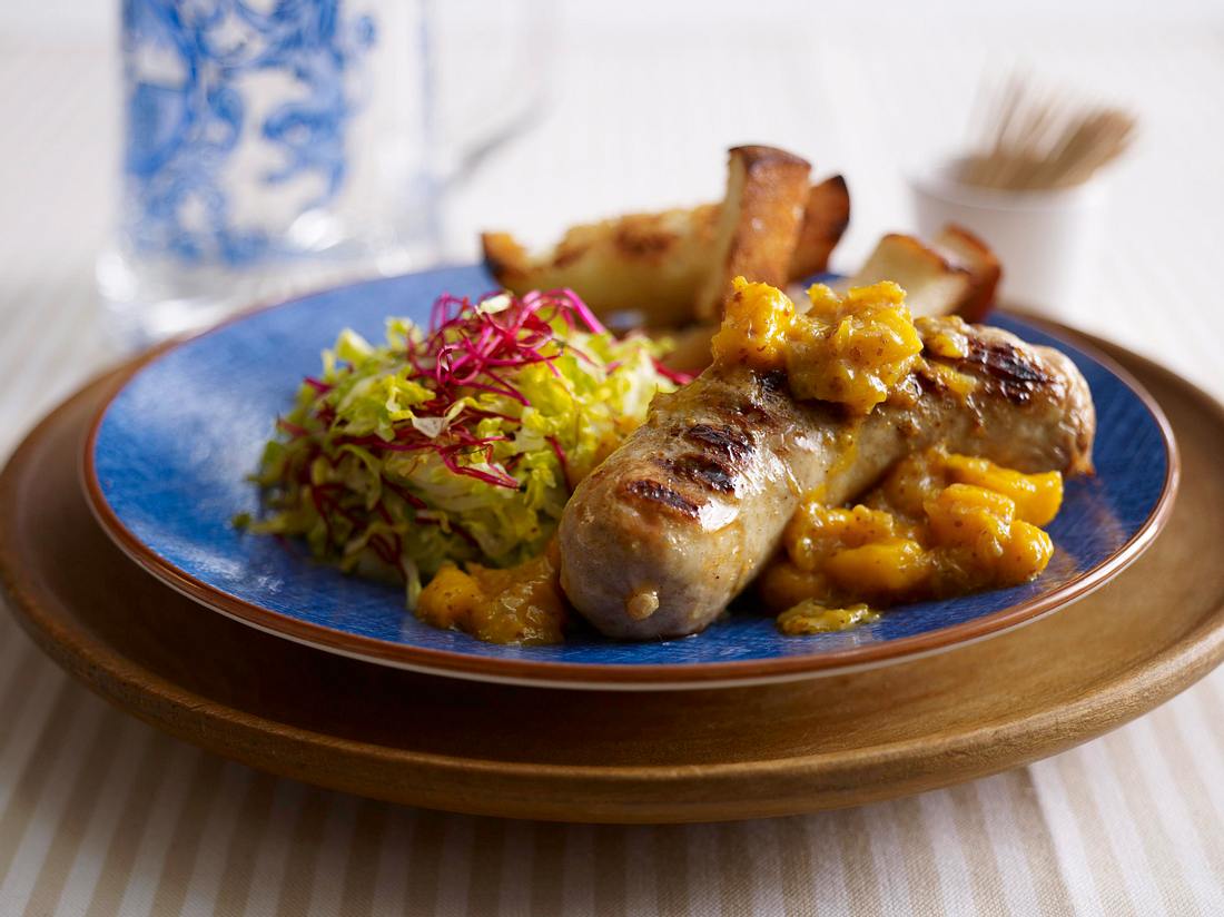 Gebratene Weißwurst mit Kraut, Senf-Mangosoße und Laugensemmel-Pommes ...