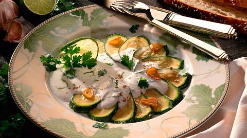 Gebratene Zucchini mit Joghurt-Koriander-Soße Rezept - Foto: Neckermann