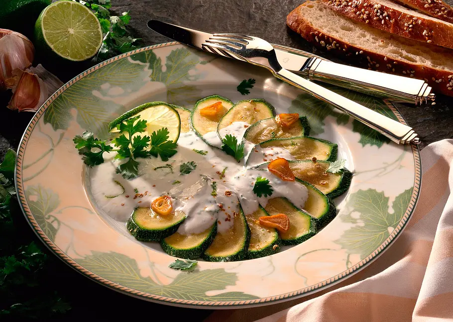 Gebratene Zucchini mit Joghurt-Koriander-Soße Rezept