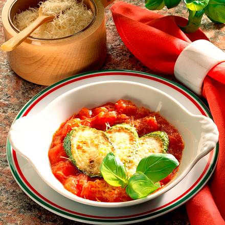 Gebratene Zucchinischeiben auf Tomatengemüse Rezept Gebratene Zucchinischeiben auf Tomatengemüse Rezept