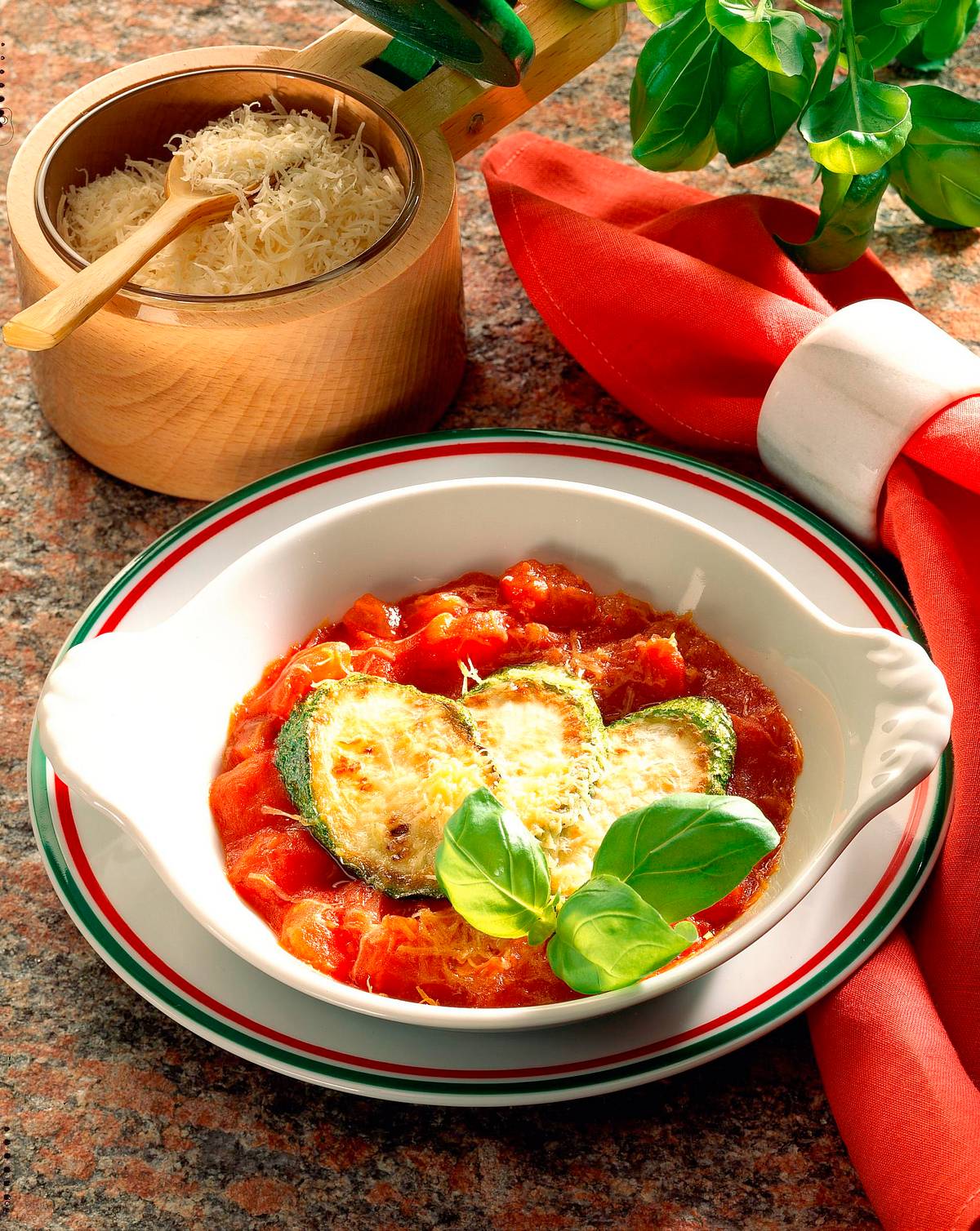 Gebratene Zucchinischeiben auf Tomatengemüse Rezept