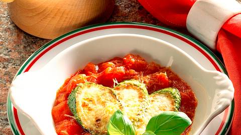 Gebratene Zucchinischeiben auf Tomatengemüse Rezept - Foto: Neckermann