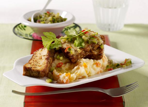 Gebratenen Nuss-Tofuscheiben mit Kartoffel-Möhren-Stampf und Gurkensalsa Rezept Gebratenen Nuss-Tofuscheiben mit Kartoffel-Möhren-Stampf und Gurkensalsa Rezept