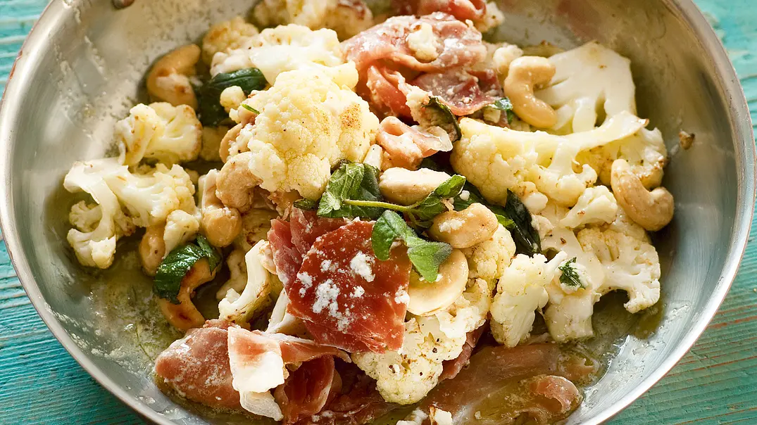Gebratener Blumenkohl mit Cashewkernen und Feta Rezept - Foto: LECKER @ Bauer Media Group Gebratener Blumenkohl mit Cashewkernen und Feta Rezept - Foto: LECKER @ Bauer Media Group