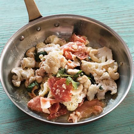 Gebratener Blumenkohl mit Cashewkernen und Feta Rezept Gebratener Blumenkohl mit Cashewkernen und Feta Rezept