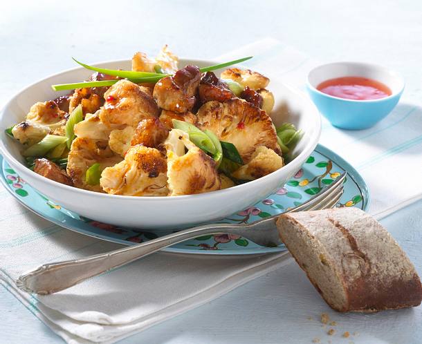 Gebratener Blumenkohl mit knusprigen Schnitzelwürfeln Rezept