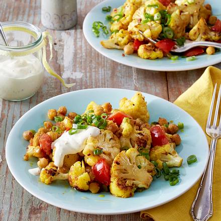 Gebratener Blumenkohlsalat mit Curry-Joghurtsoße Rezept