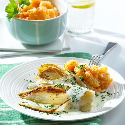 Gebratener Chicorée mit Kartoffel-Möhren-Püree und Petersilien-Soße Rezept Gebratener Chicorée mit Kartoffel-Möhren-Püree und Petersilien-Soße Rezept