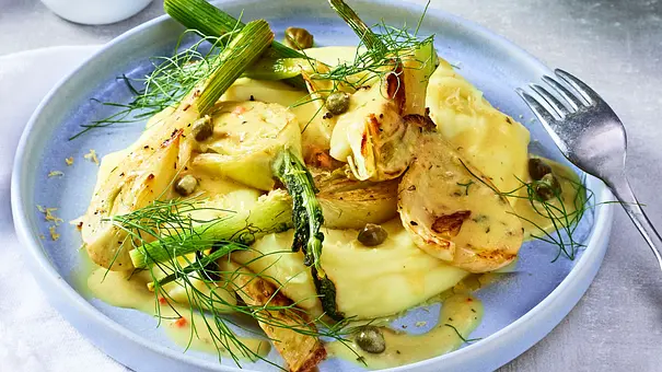 Gebratener Fenchel mit Senfrahm auf Püree auf einem hellblauen Teller serviert. - Foto: LECKER @ Bauer Media Group