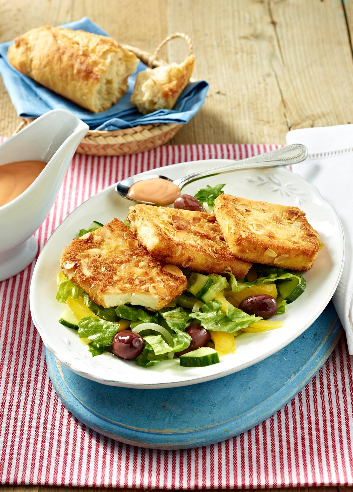 Gebratener Feta in knuspriger Mandelhülle auf Salat Rezept