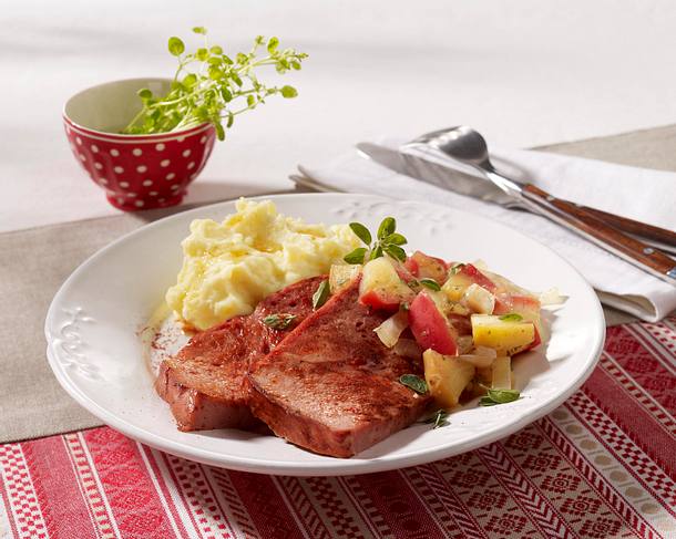 Gebratener Fleischkäse mit Apfel-Zwiebel-Kompott und Meerrettich ...