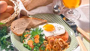 Gebratener Fleischkäse mit Spiegelei zu Erbsen-Möhrengemüse Rezept - Foto: LECKER @ Bauer Media Group
