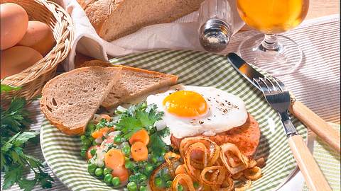 Gebratener Fleischkäse mit Spiegelei zu Erbsen-Möhrengemüse Rezept - Foto: House of Food / Bauer Food Experts KG