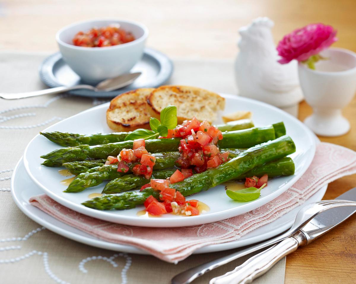 Gebratener grüner Spargel in Balsamicosud mit Salsa-Dip und geröstetem Baguette Rezept