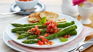 Gebratener grüner Spargel in Balsamicosud mit Salsa-Dip und geröstetem Baguette Rezept - Foto: LECKER @ Bauer Media Group Gebratener grüner Spargel in Balsamicosud mit Salsa-Dip und geröstetem Baguette Rezept - Foto: LECKER @ Bauer Media Group