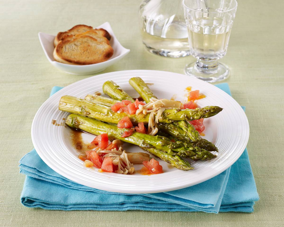 Gebratener grüner Spargel mit Balsamico-Marinade, Enoki-Pilzen und Tomaten-Concassée Rezept