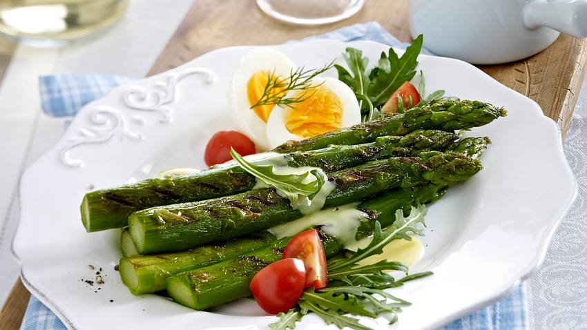 Gebratener grüner Spargel mit Eihälften und Hollandaise Rezept - Foto: House of Food / Bauer Food Experts KG