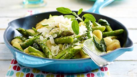 Gebratener grüner Spargel mit Gnocchi Rezept - Foto: House of Food / Bauer Food Experts KG