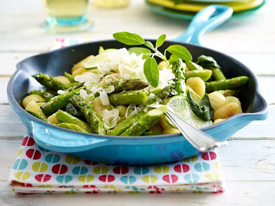 Gebratener grüner Spargel mit Gnocchi Rezept Gebratener grüner Spargel mit Gnocchi Rezept