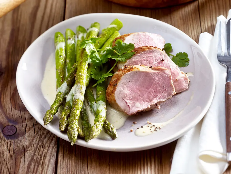 Gebratener grüner Spargel mit Schweinelendchen Rezept Gebratener grüner Spargel mit Schweinelendchen Rezept