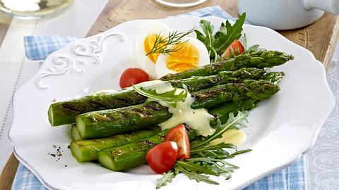 Gebratener grüner Spargel mit Zitronen-Buttersoße und Ei Rezept - Foto: House of Food / Bauer Food Experts KG