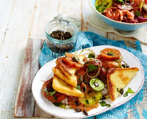 Gebratener Käse mit buntem Tomatensalat Rezept Gebratener Käse mit buntem Tomatensalat Rezept