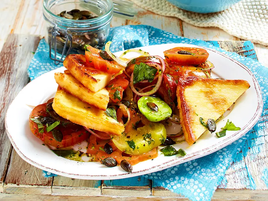 Gebratener Käse auf Tomatensalat Rezept Gebratener Käse auf Tomatensalat Rezept