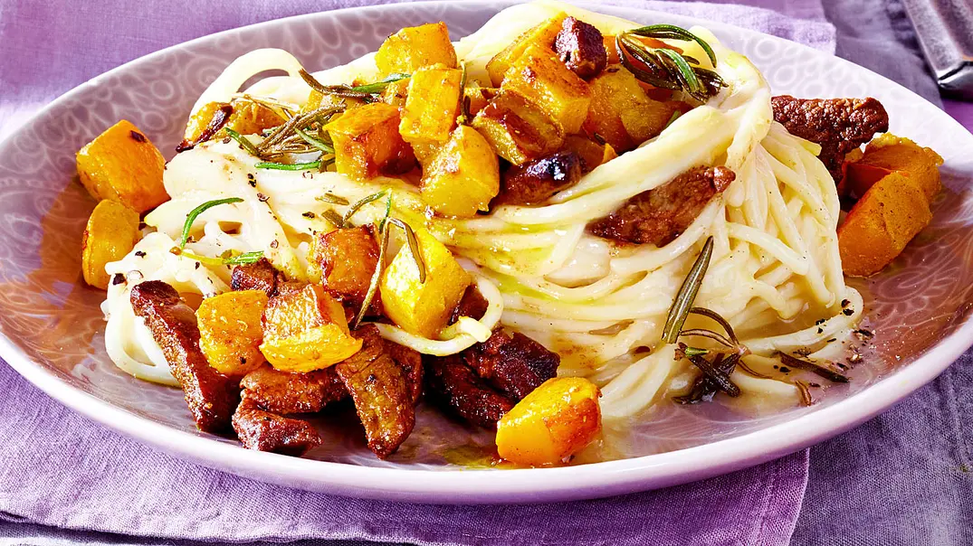 Gebratener Kürbis auf Spaghetti Rezept - Foto: LECKER @ Bauer Media Group Gebratener Kürbis auf Spaghetti Rezept - Foto: LECKER @ Bauer Media Group