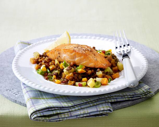 Gebratener Lachs auf Linsengemüse Rezept Gebratener Lachs auf Linsengemüse Rezept