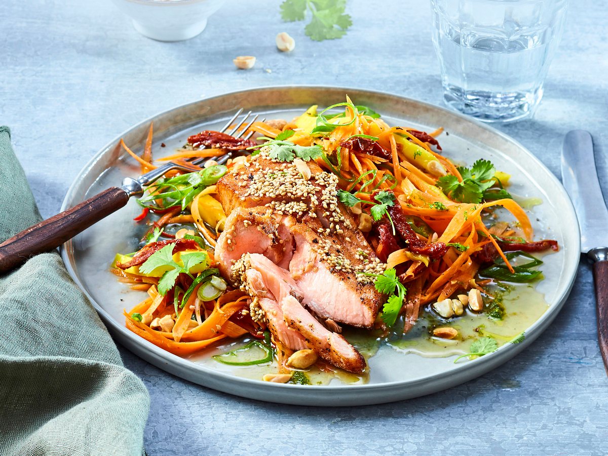 Gebratener Lachs auf Thai-Möhrensalat Rezept