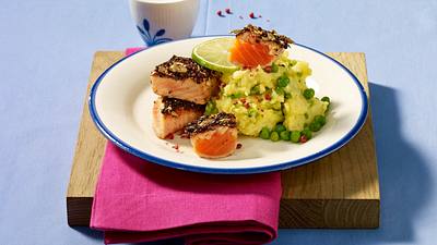 Gebratener Lachs in Gewürzkruste auf Kartoffel-Erbsen-Püree (Lachs durchgebraten) Rezept - Foto: Först, Thomas