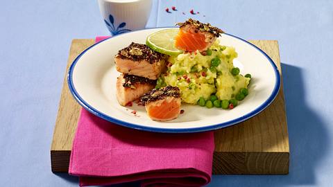 Gebratener Lachs in Gewürzkruste auf Kartoffel-Erbsen-Püree (Lachs durchgebraten) Rezept - Foto: Först, Thomas