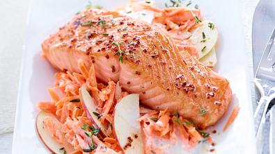 Gebratener Lachs mit Senf-Honig-Glasur und Apfel-Möhrensalat Rezept - Foto: LECKER @ Bauer Media Group