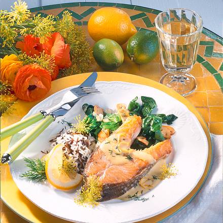 Gebratener Lachs mit Spinatgemüse Rezept Gebratener Lachs mit Spinatgemüse Rezept