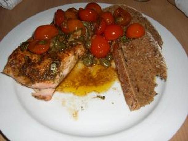 Gebratener Lachs mit Tomaten-Sauerteig-Brot und Jamies Tomaten-Knoblauch-Souce Rezept