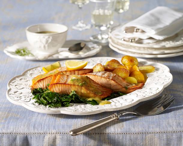 Gebratener Lachs zu Bratkartoffeln in Honig-Senf-Soße und Spinat Rezept Gebratener Lachs zu Bratkartoffeln in Honig-Senf-Soße und Spinat Rezept