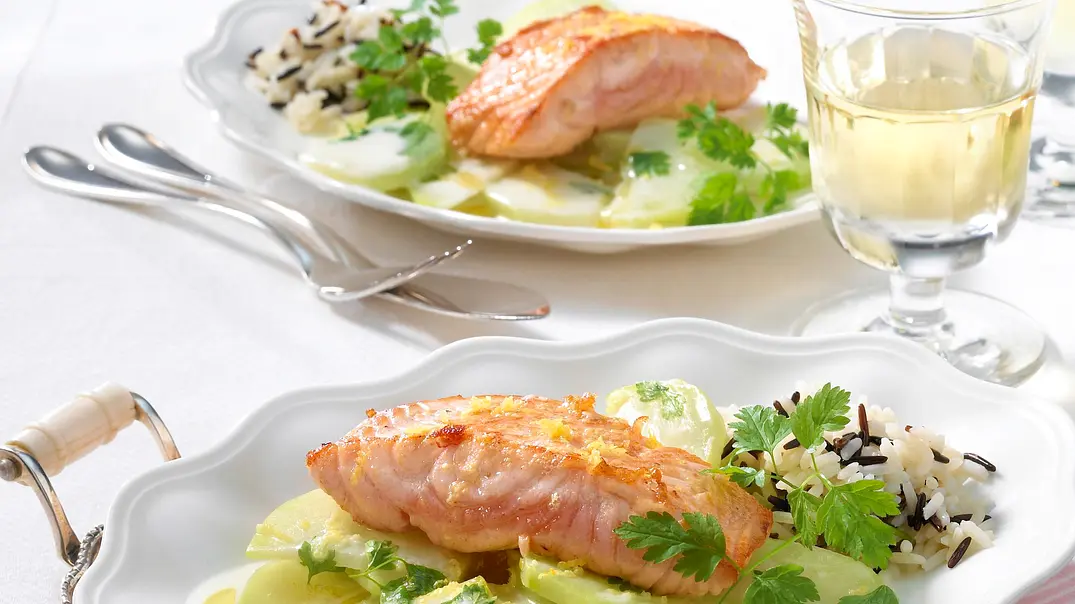 Gebratener Lachs zu Zitronen-Kohlrabi Rezept - Foto: LECKER @ Bauer Media Group Gebratener Lachs zu Zitronen-Kohlrabi Rezept - Foto: LECKER @ Bauer Media Group