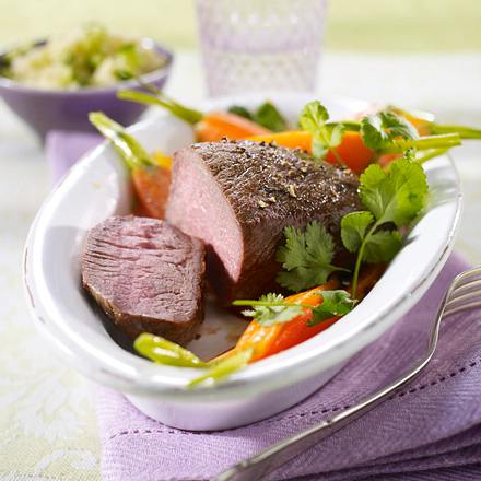 Gebratener Lammlachs mit Koriander-Möhren zu saftigem Couscous Rezept Gebratener Lammlachs mit Koriander-Möhren zu saftigem Couscous Rezept